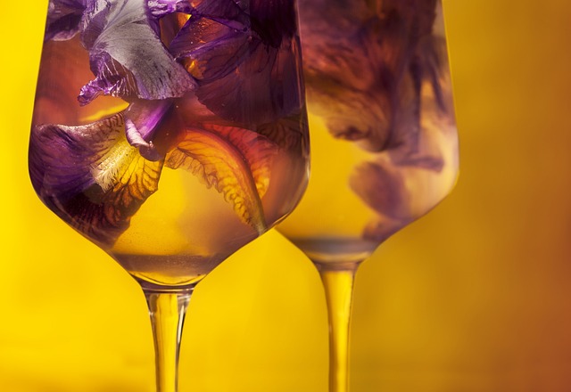 Sklenice s květinovým potiskem.